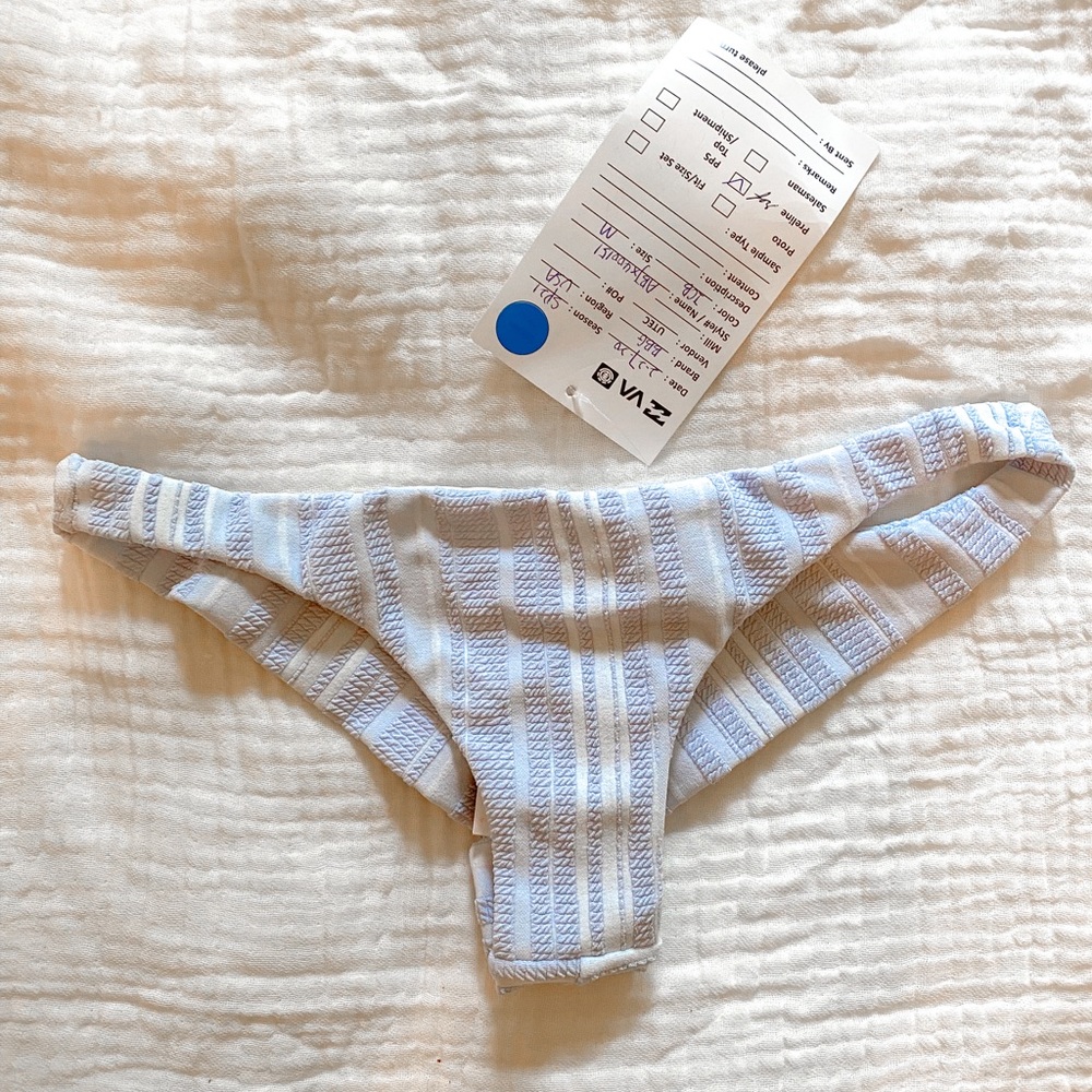 🌊 NWT Billabong women’s blue rib bikini bottom 🌊